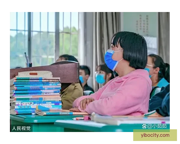 老师的一举一动引发连锁反应可能让她承受巨大压力